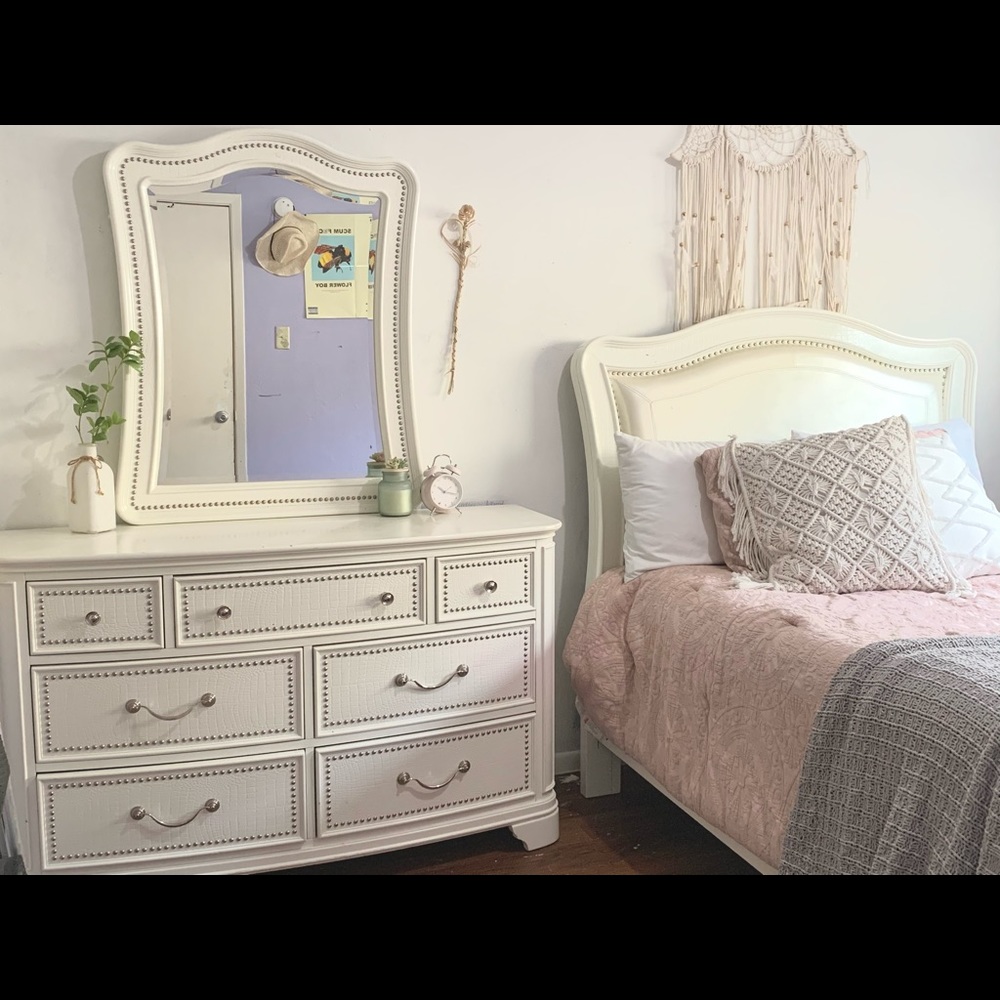 Full sized Bedroom set (Bed, Dresser w/ Mirror)
